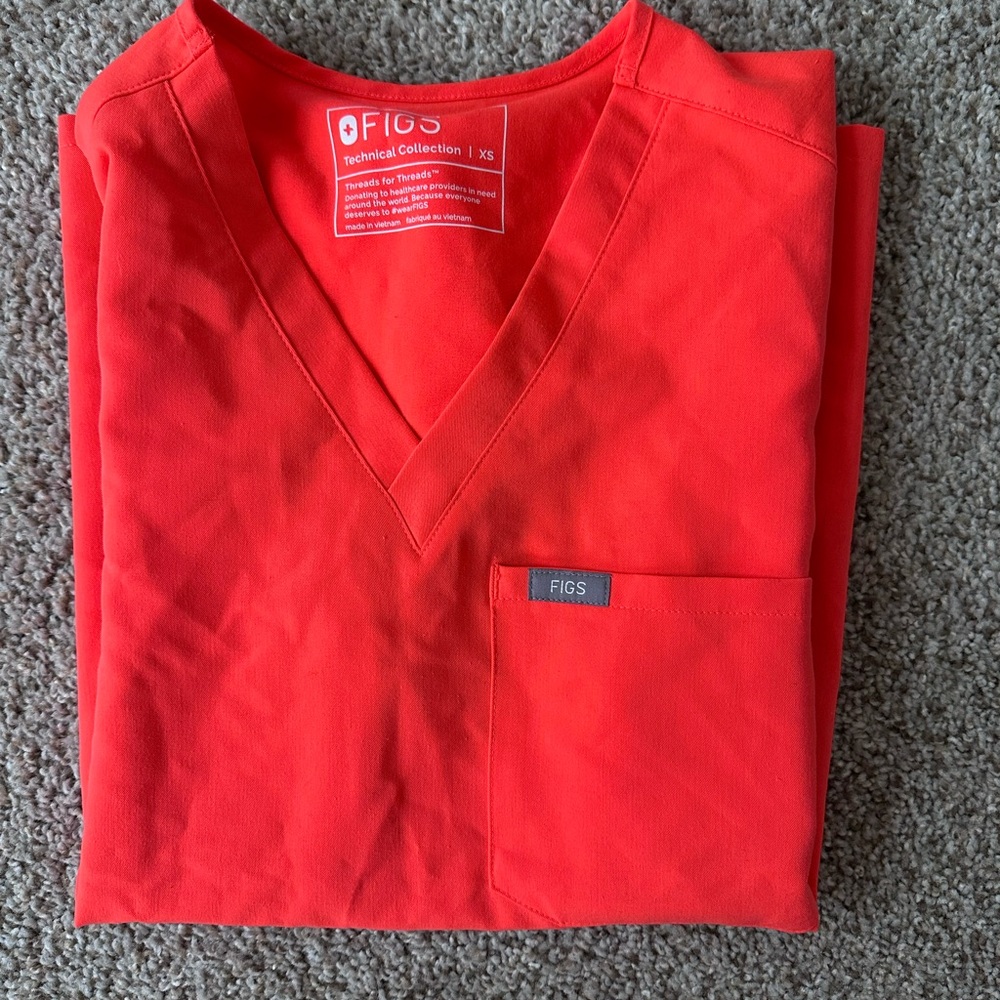 FIGS “Fiery Coral Catarina” One-Pocket Scrubs Top - Picture 3 of 5